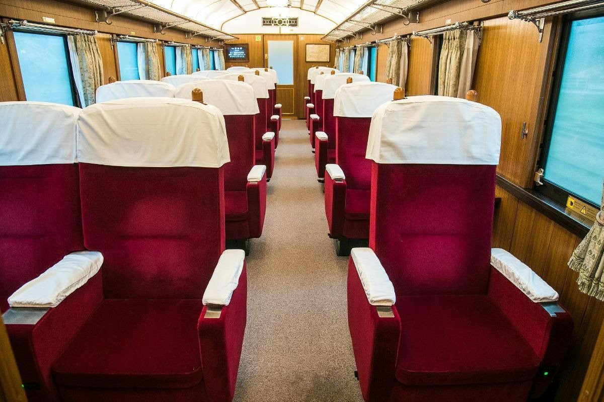 2＋1席配置のリクライニングシートが並ぶグリーン車