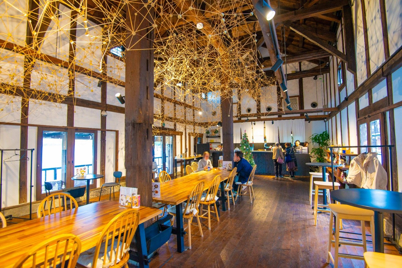 広々とした店内には星座をイメージした美しいオブジェが