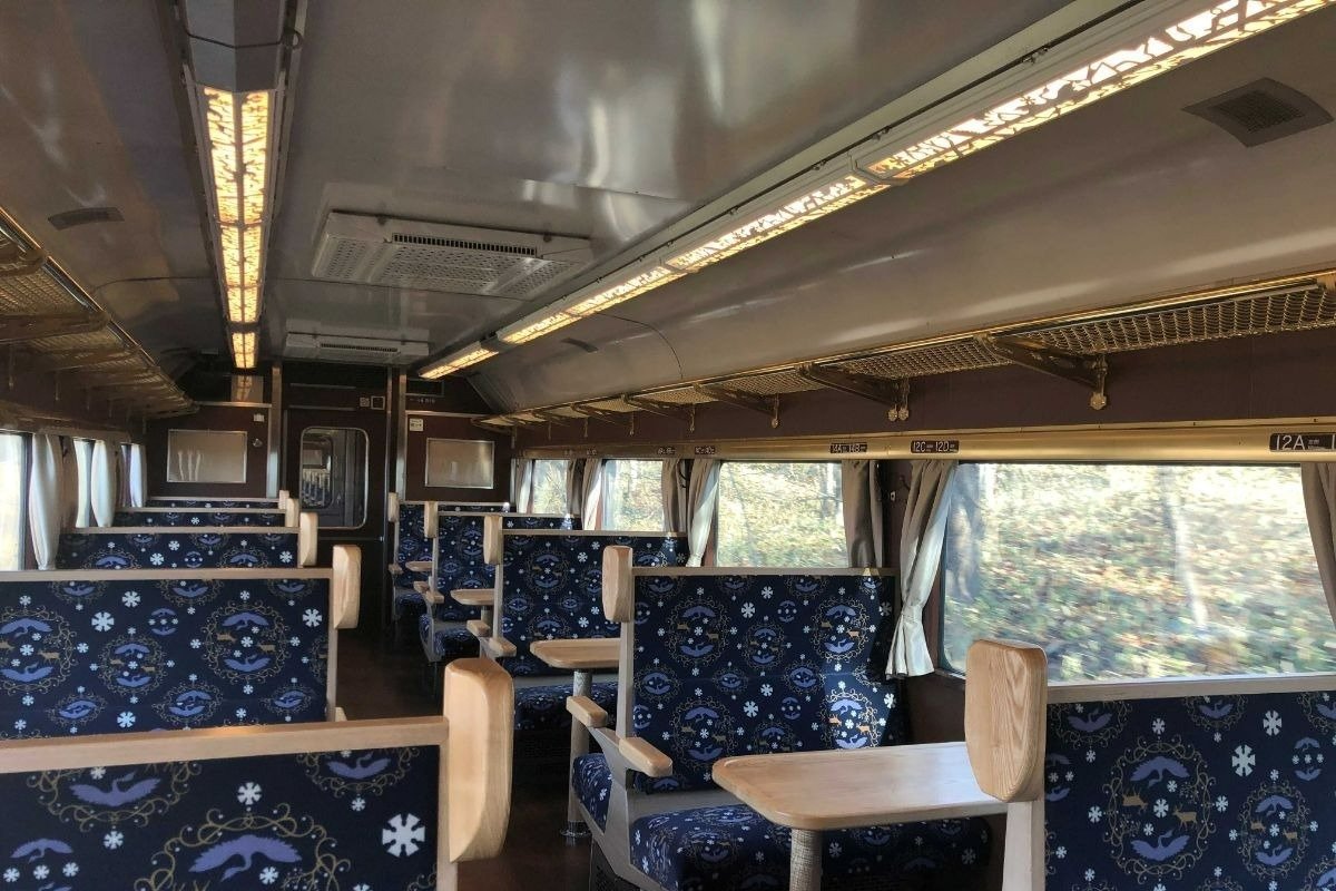 車内にある照明カバーにはタンチョウヅルが