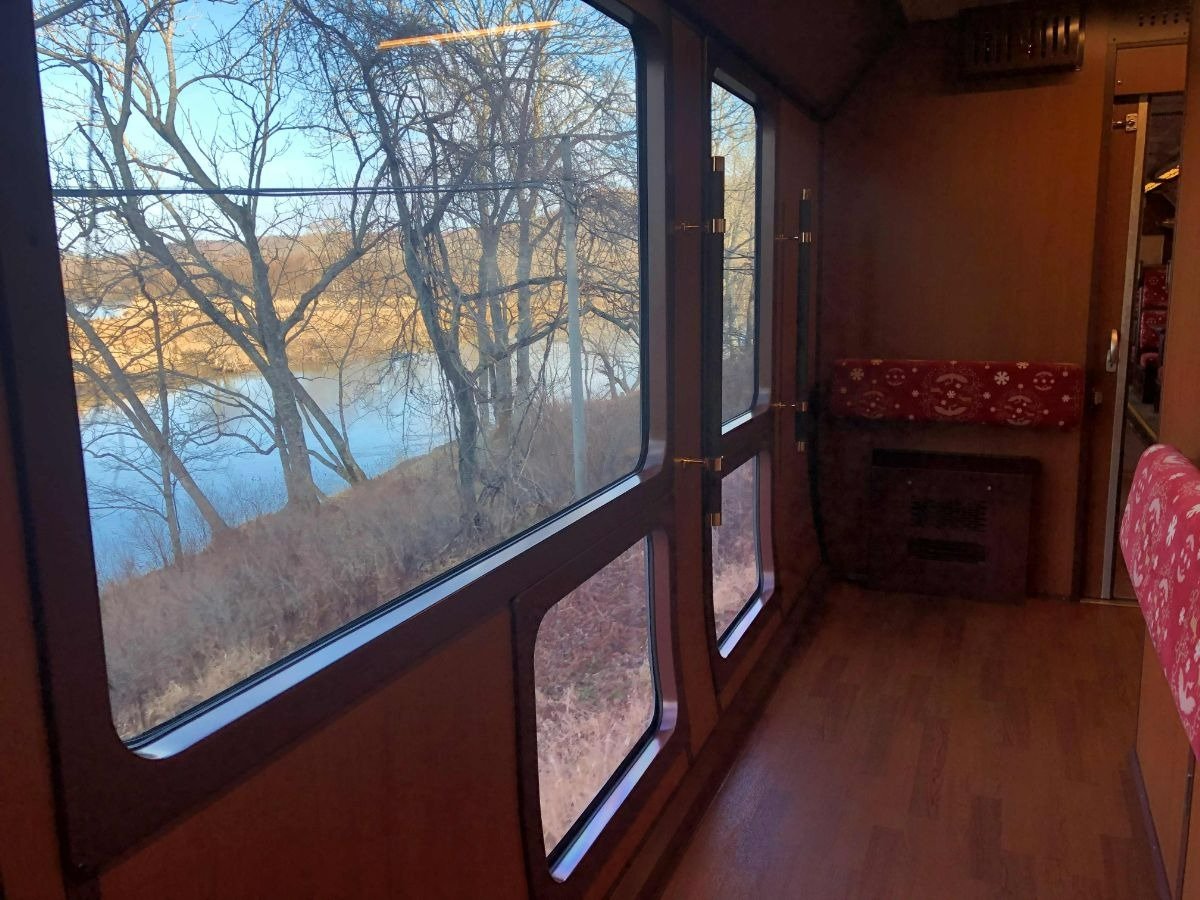 大型の窓を装備した1・5号車の車端部にある展望通路