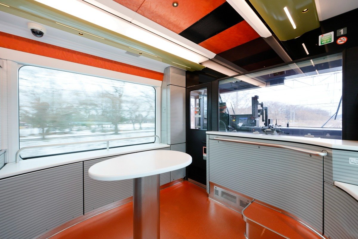 1号車と4号車は展望車。大きな窓があります