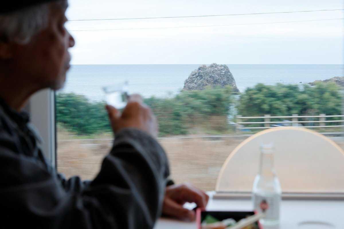 絶景を眺めながら弁当をつまみに日本酒を味わう至福