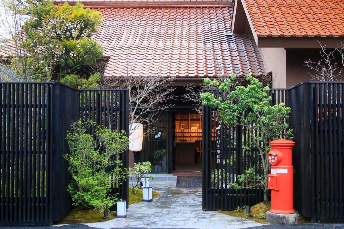 赤い石州瓦の屋根が印象的で和モダンな宿