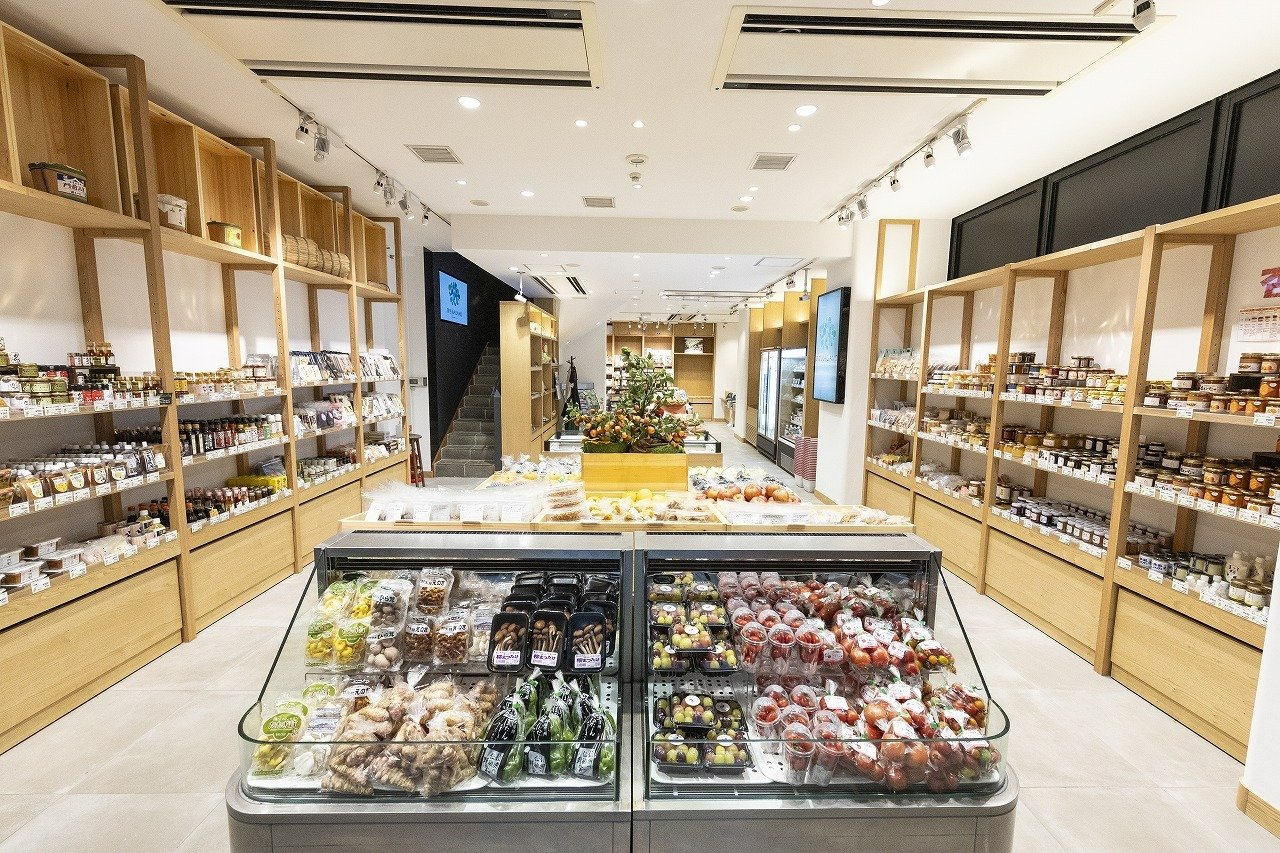 信州の農産物もずらりと並び、いろいろ買いたくなります