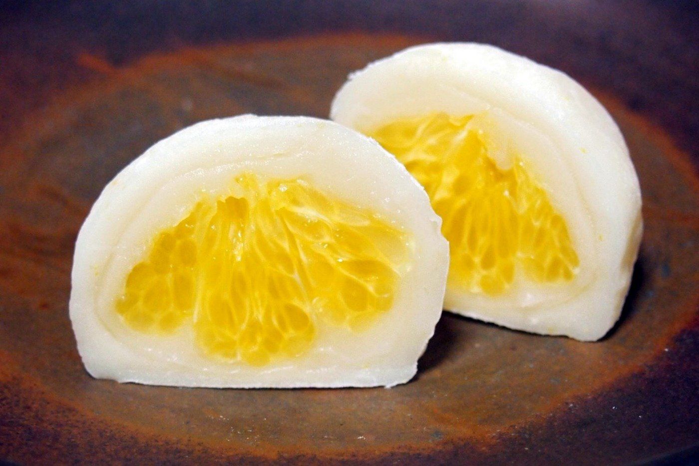 はっさくの実を白あんとみかん餅で包んだ「はっさく大福」280円