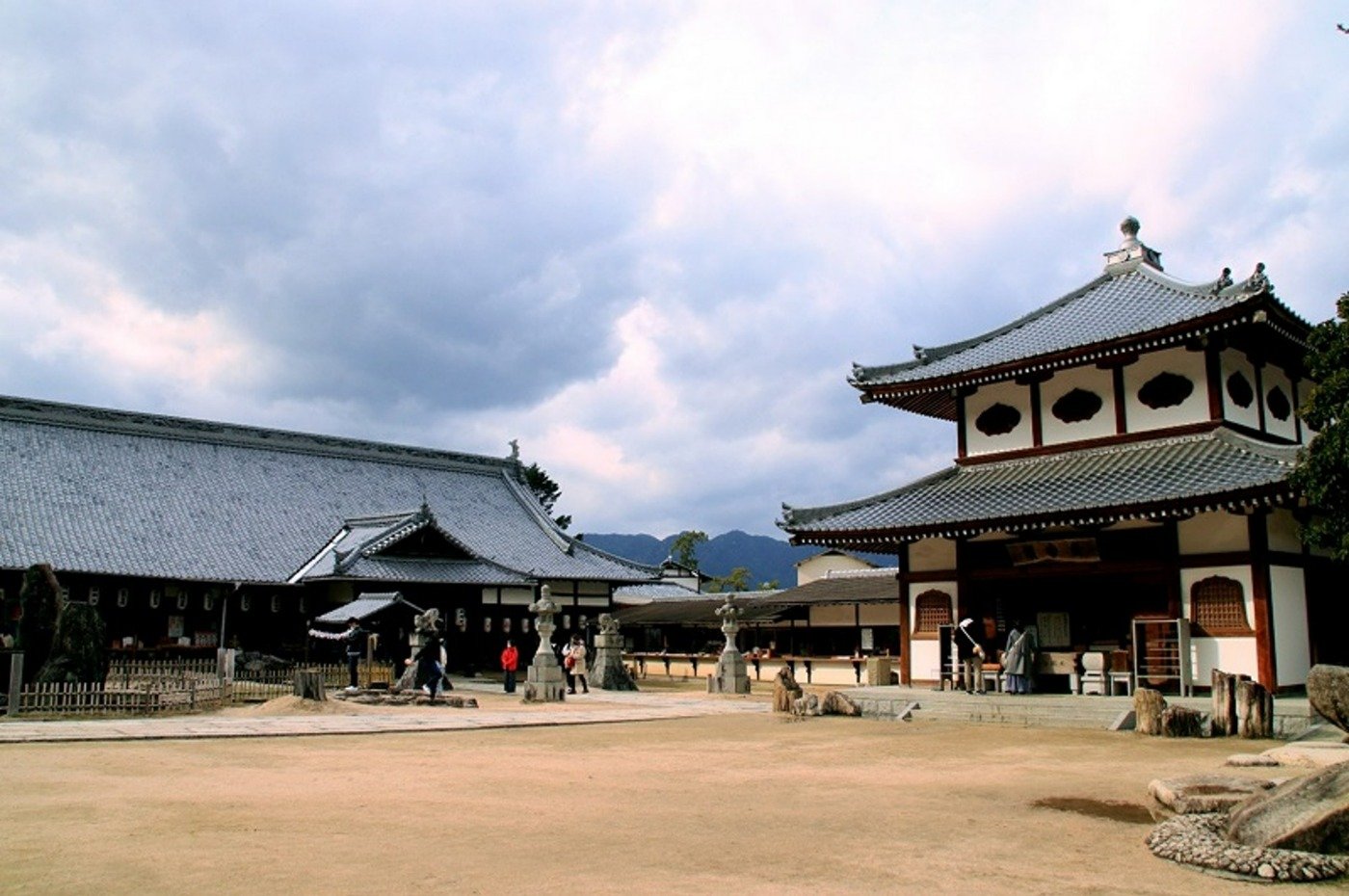 左手の本堂と2006年に再建された護摩堂