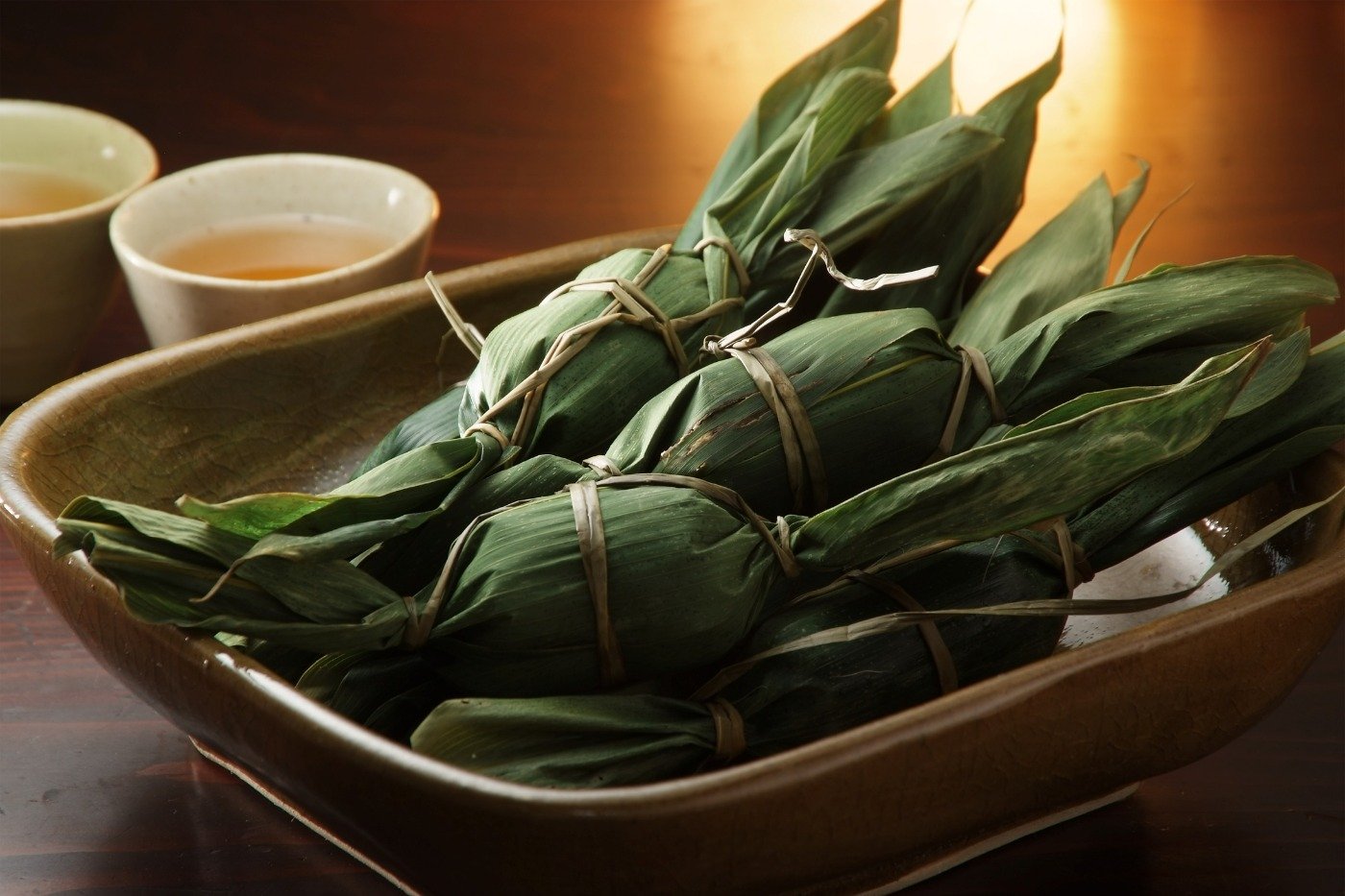 あんこをヨモギ入りの生地でくるみ、笹の葉で包んで蒸した笹団子