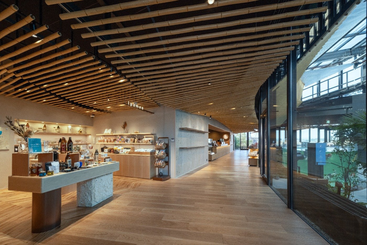 建築家・隈研吾氏が手がけた店内