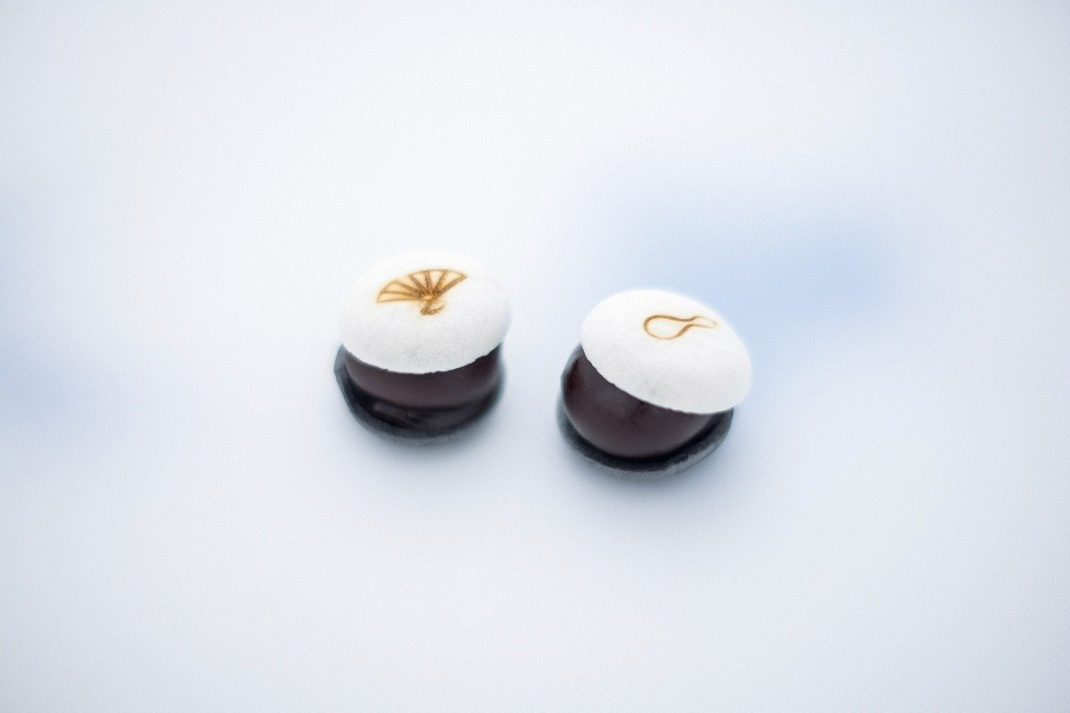 伏見発祥の食材である寒天入りの餡（あん）が包まれている