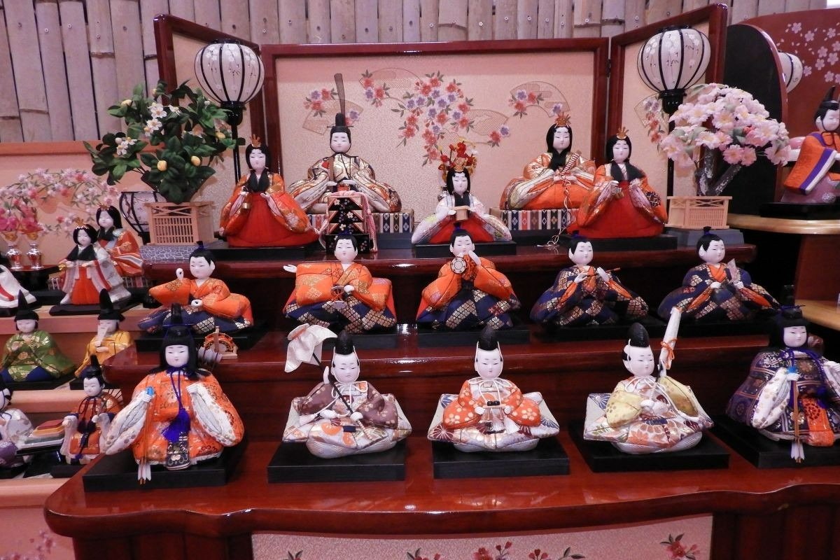 ふっくらとした顔立ちが印象的な人形たち