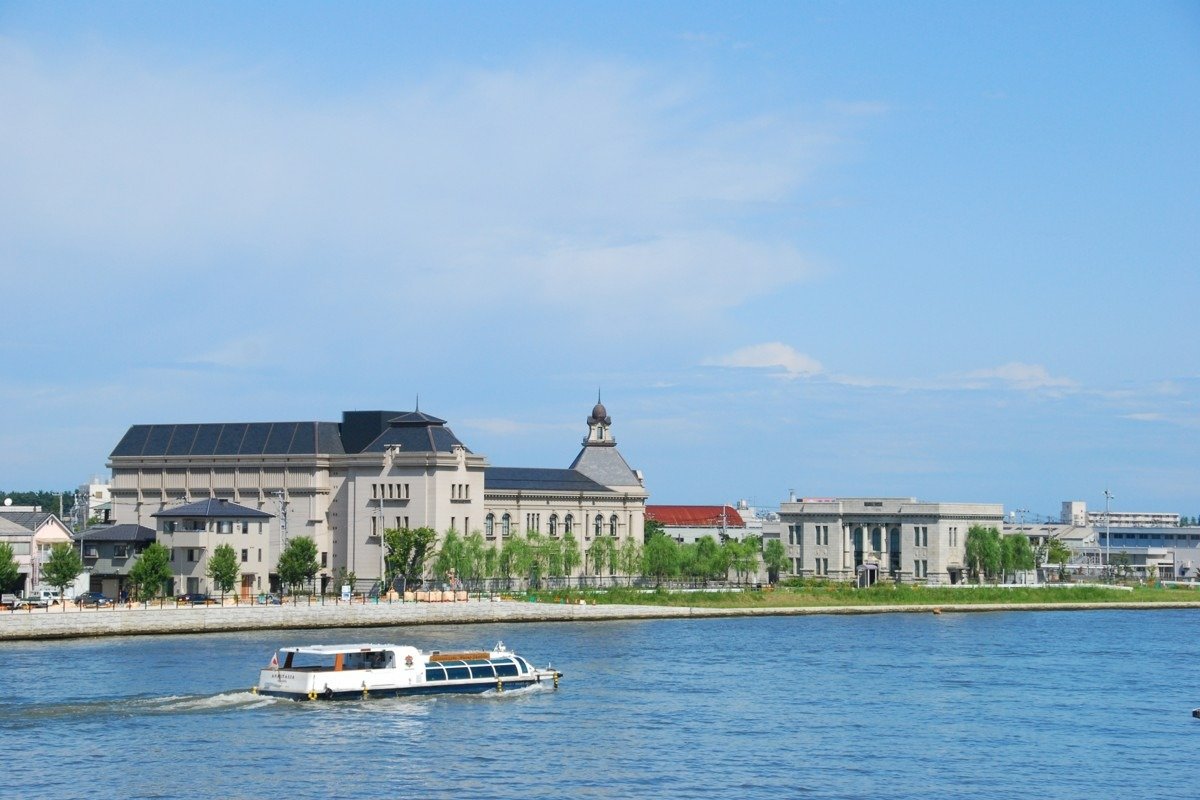 みなとぴあを望みつつ進む水上バス（みなとぴあ～ふるさと村）