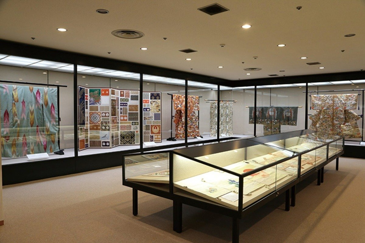 西陣織の史料展示や販売を行なう