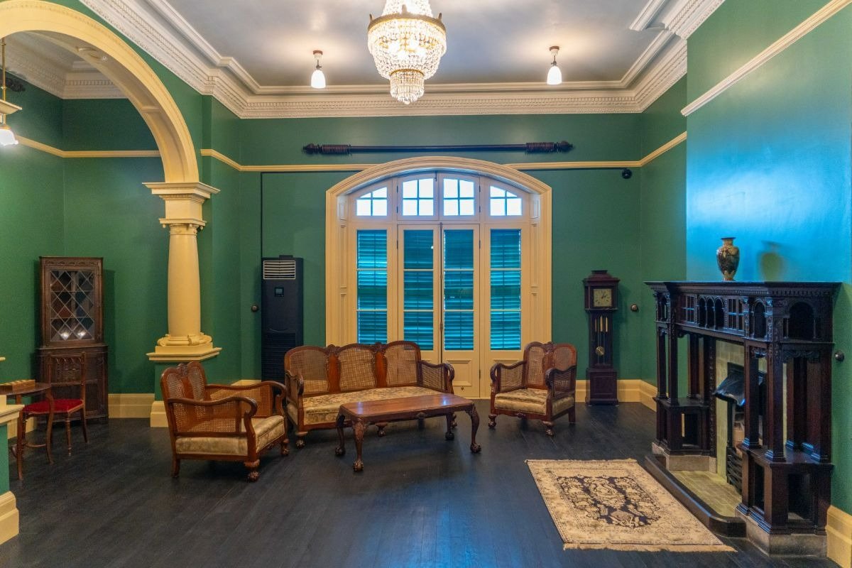 アンティーク家具が映える応接間