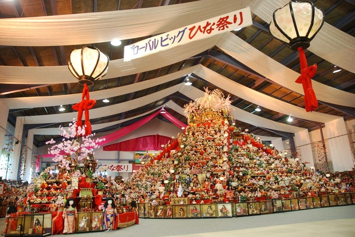 ピラミッド型ひな壇は一周して鑑賞しましょう