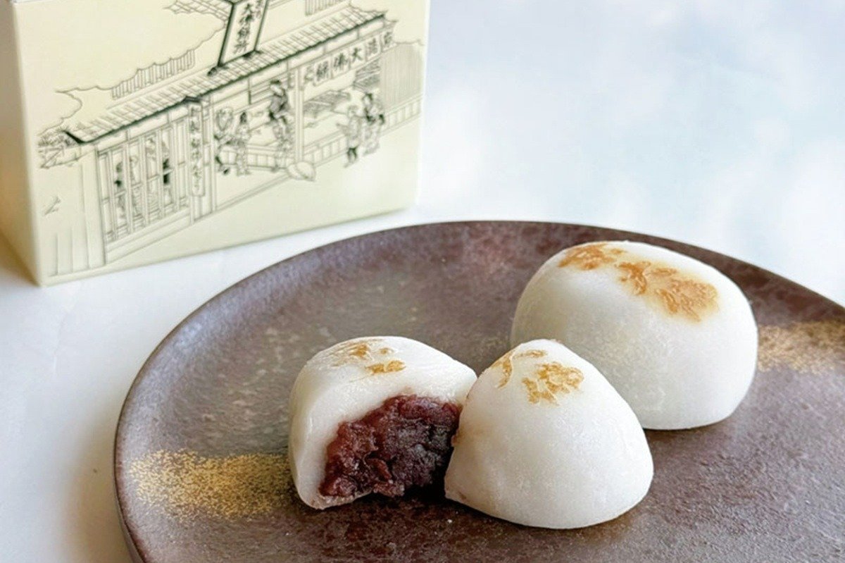 「大仏餅」1個160円。やわらかい餅に特製の餡（あん）が包まれている