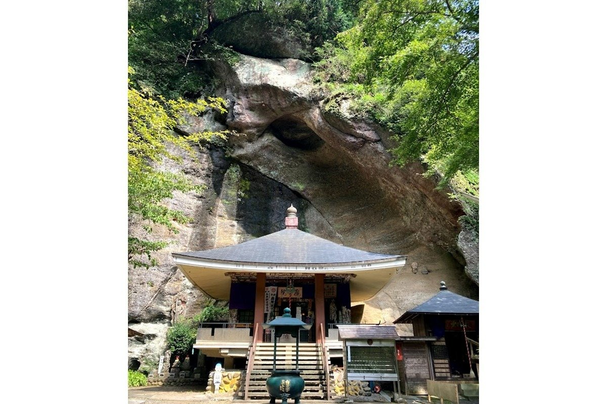 巨大な岩壁を背にした31番札所の観音院