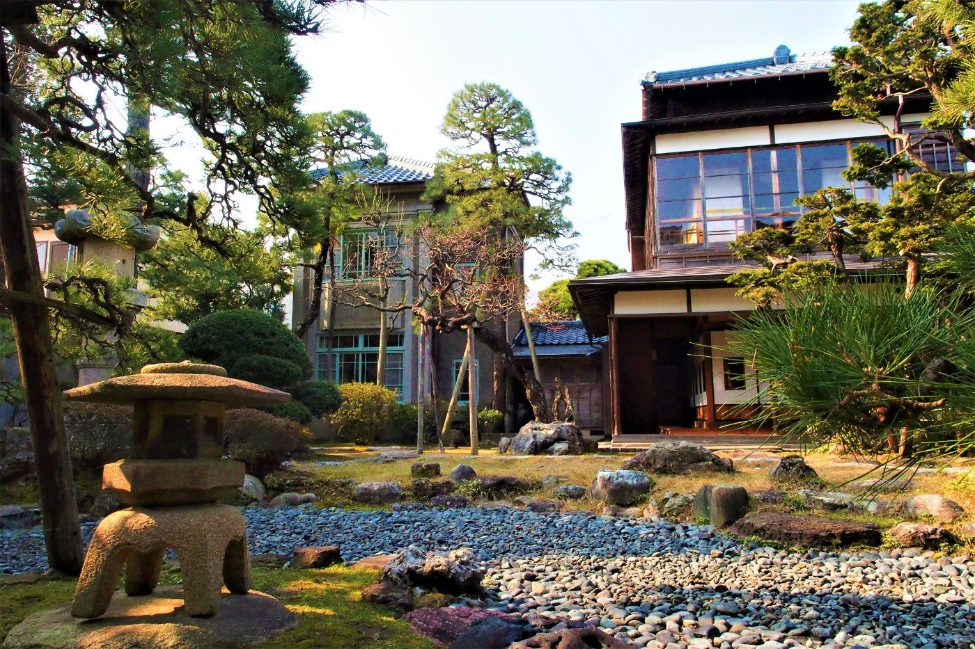 枯山水の庭から望む主屋と洋館。2000年に国の有形文化財に登録