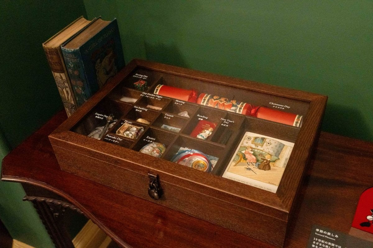 応接間にはイギリスの行事や文化にまつわるコレクションボックスの展示も