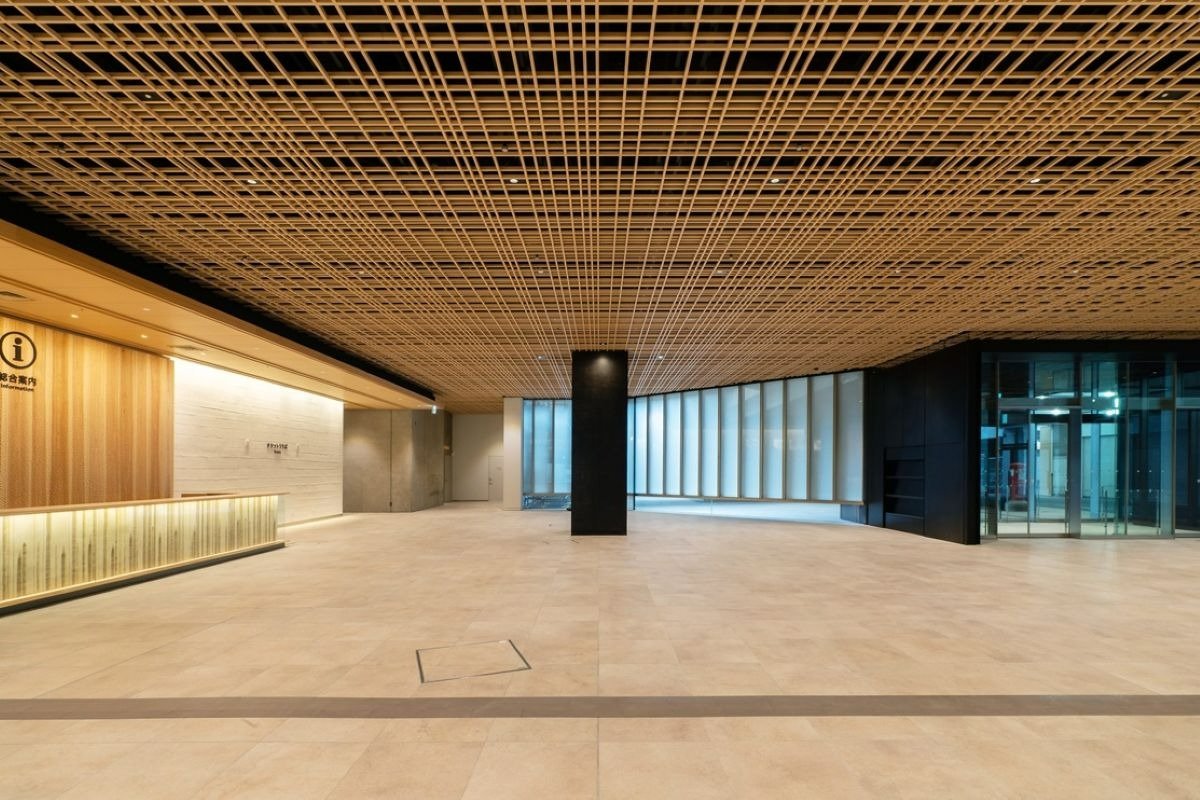 改修後のエントランスホール。チケットうりばの壁面とカウンターには多摩産木材を採用