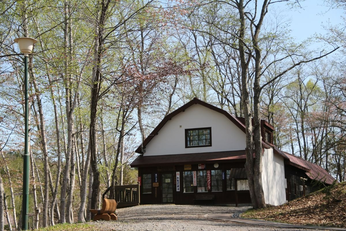 赤い中折れ屋根が時代を感じさせる建物