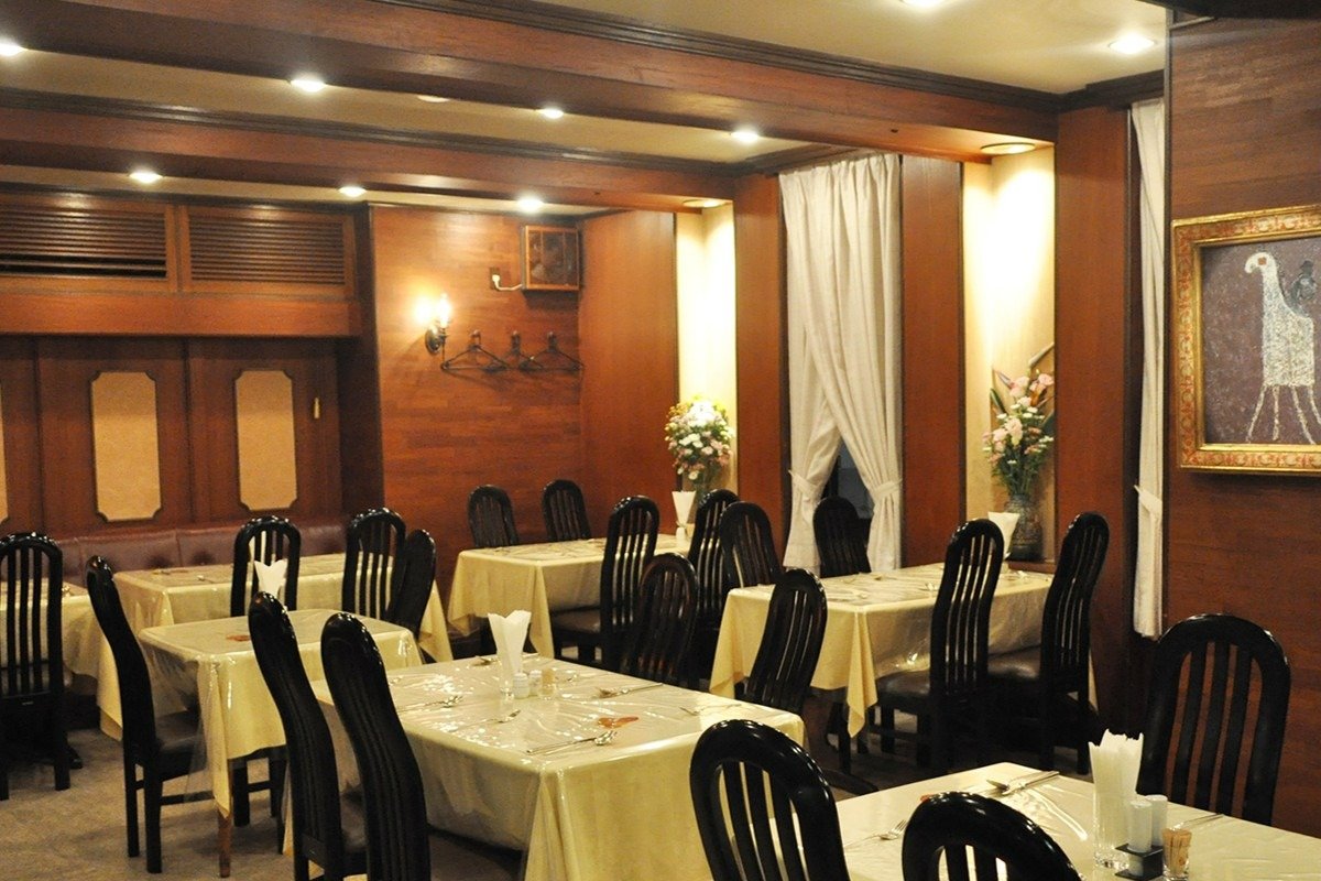 老舗らしい、風格ある落ち着いた店内