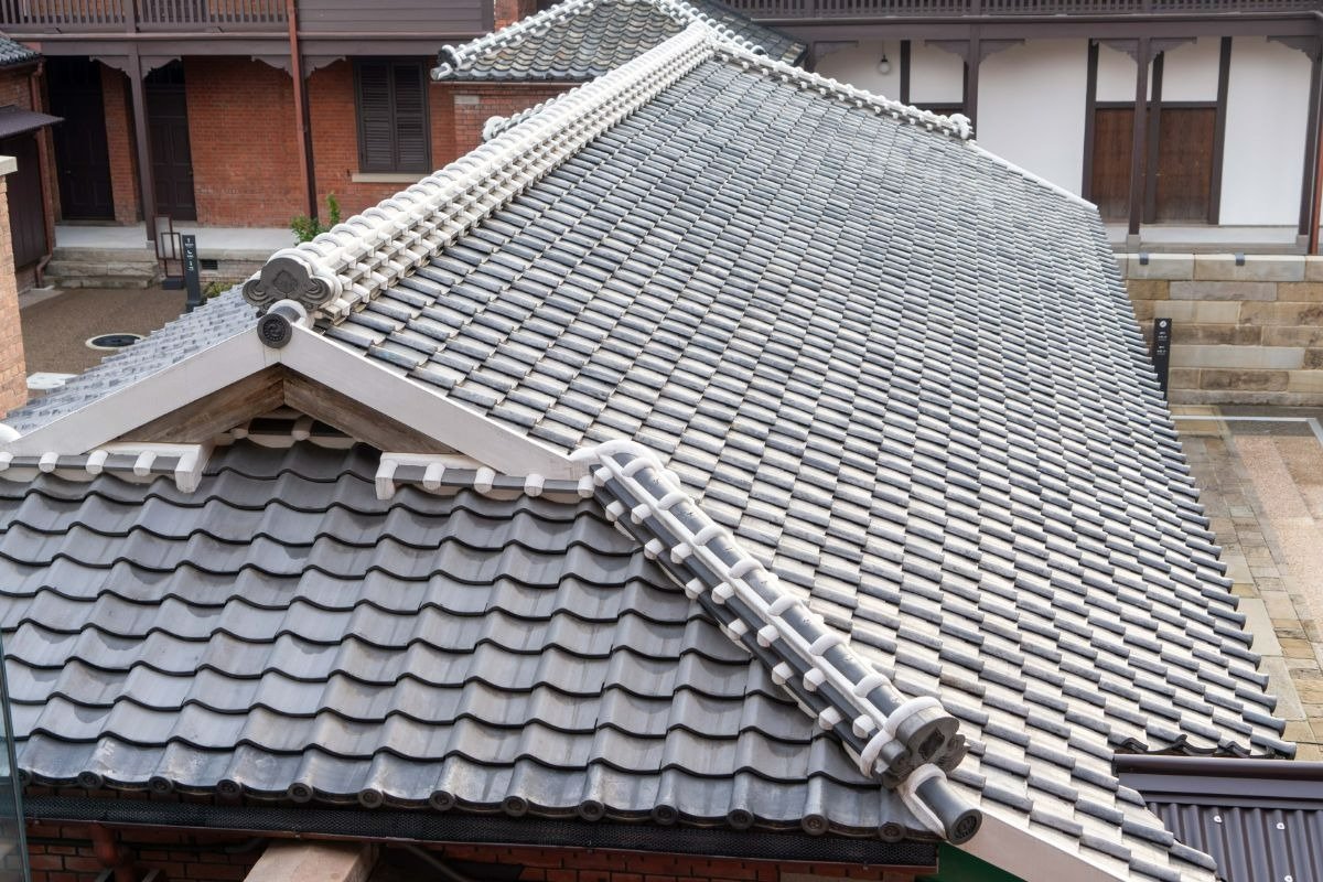 西洋風のデザインですが、瓦屋根を取り入れるなど日本の文化も融合