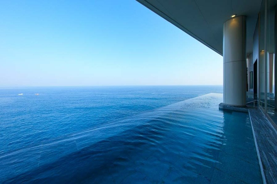 空と海に抱かれ、ふわふわとした浮遊感と温（ぬく）もりを感じる「露天立ち湯」