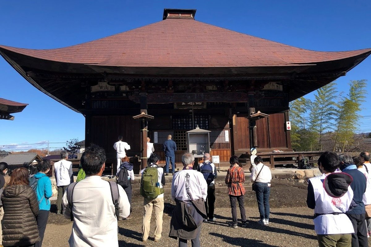 霊場では納め札を奉納し合掌一礼します