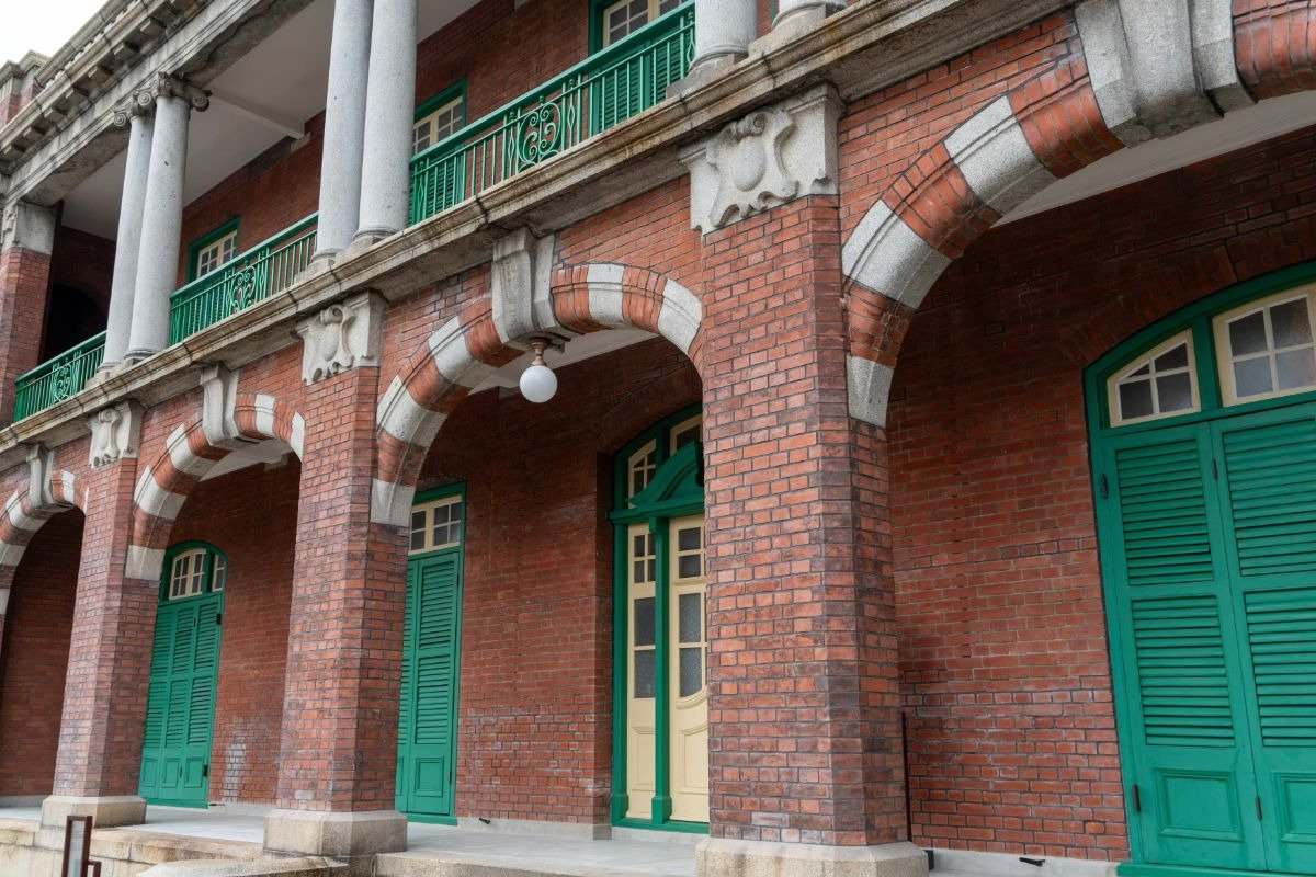 1階の連続アーチや2階ベランダの2本柱が特徴的です