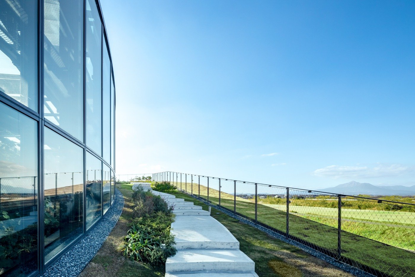 エントランス横の階段を上り、屋上庭園「見晴らしの丘」へ