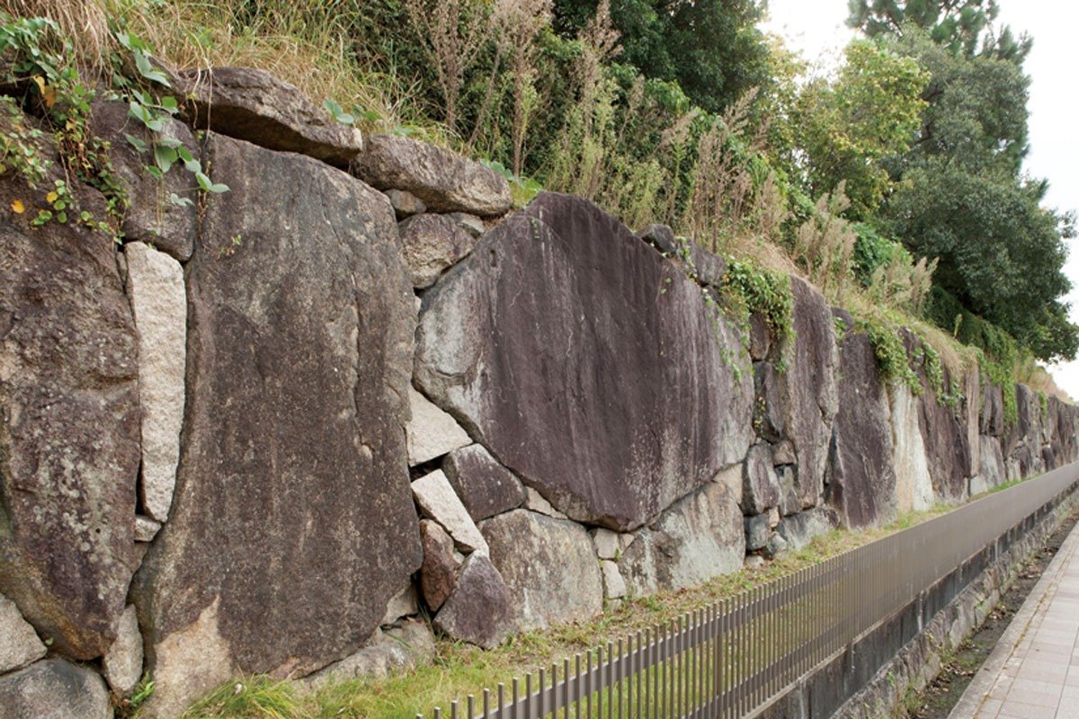 方広寺石塁（国指定史跡）。巨大な岩が使われているのが特徴