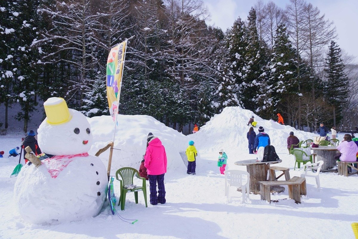 雪山の滑り台、かまくらなど