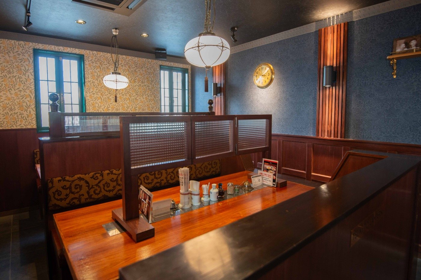 ランタン風の照明など、長崎のエキゾチックな雰囲気漂う店内