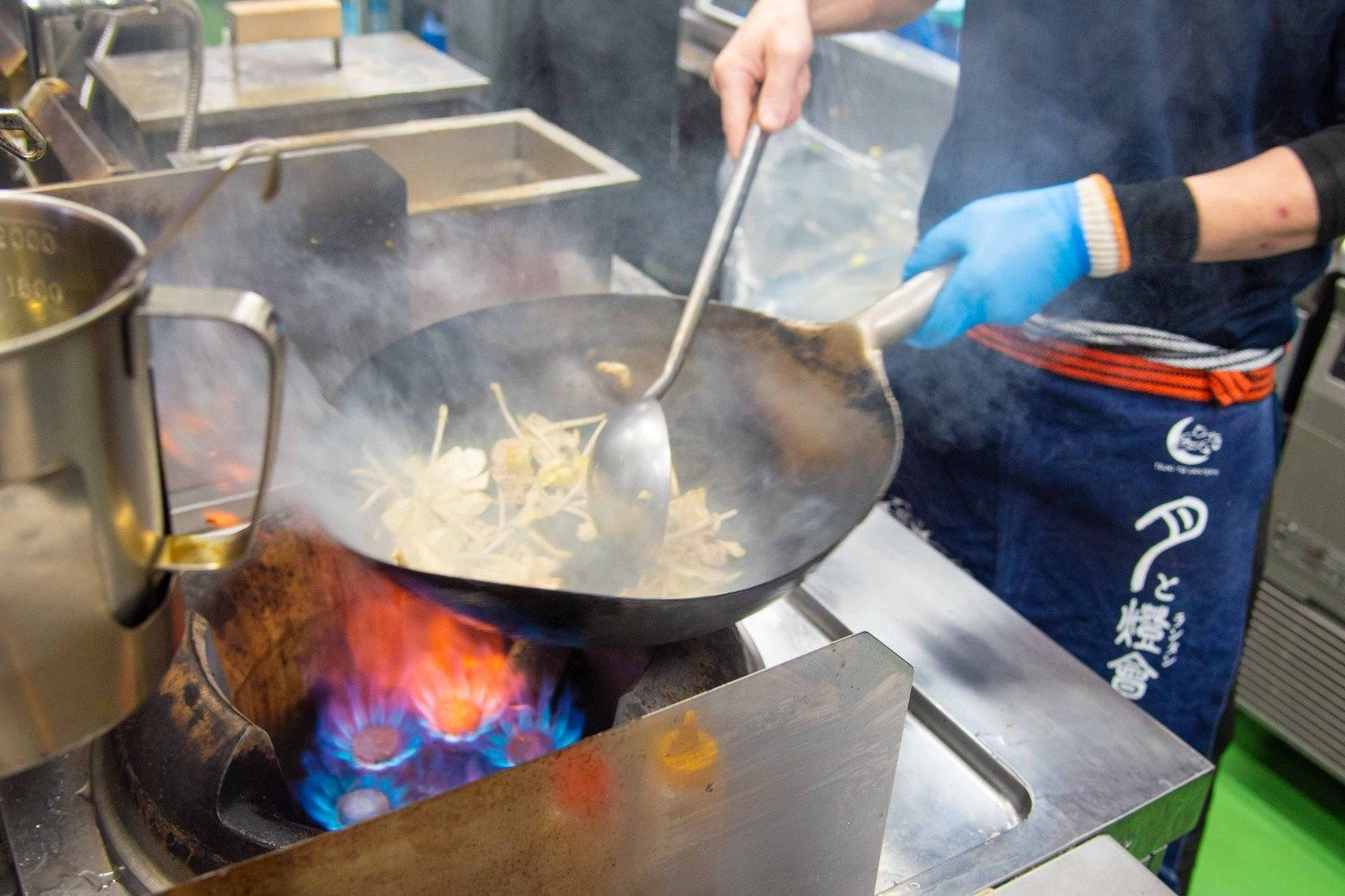 強火の中華鍋で手早く調理されます