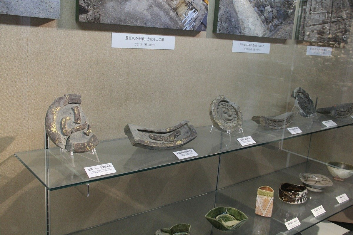 きらびやかな金箔瓦は安土・桃山時代を象徴する遺物