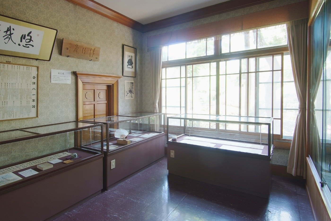 洋館にはかつて早稲田大学で教鞭もとった會津八一の資料を展示