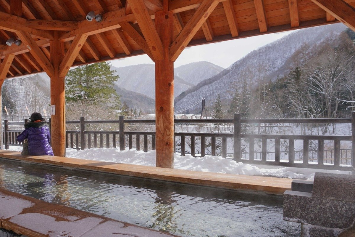 スノーパークの対岸には無料の足湯もあります