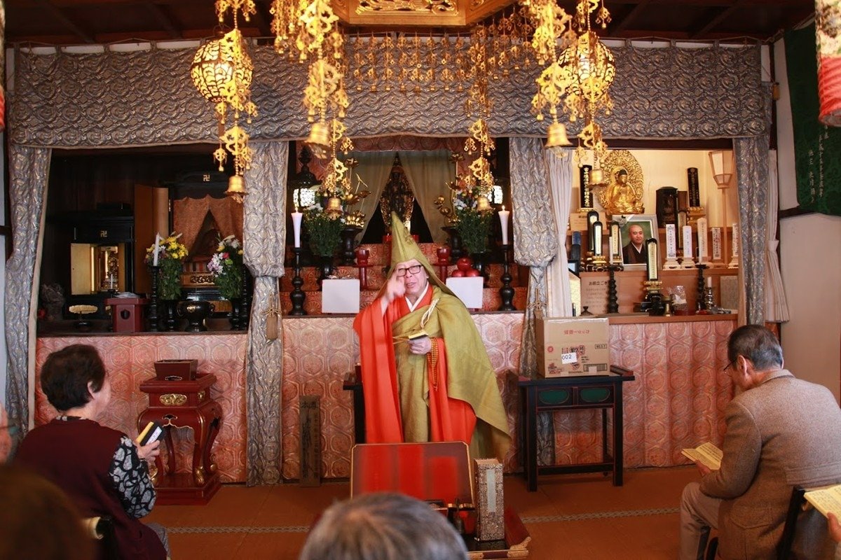 住職の法話を聞く機会もあります