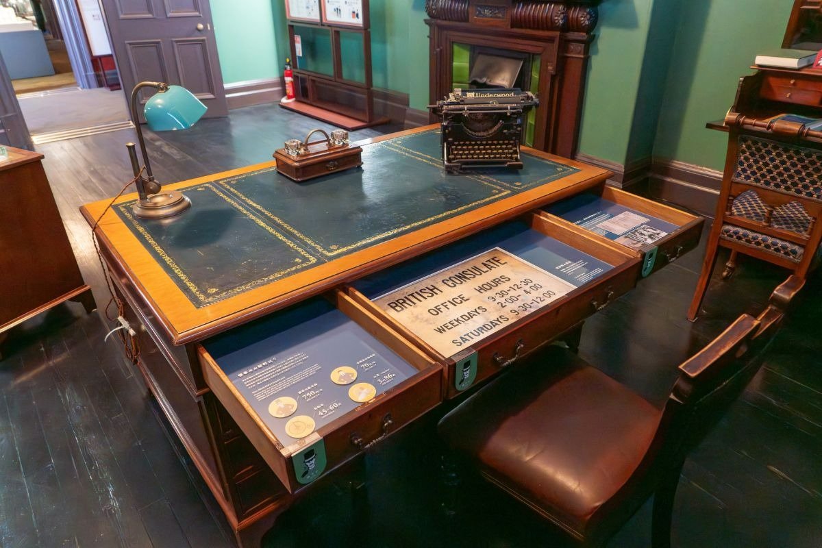 領事事務室のデスクの“引き出し展示”もお見逃しなく