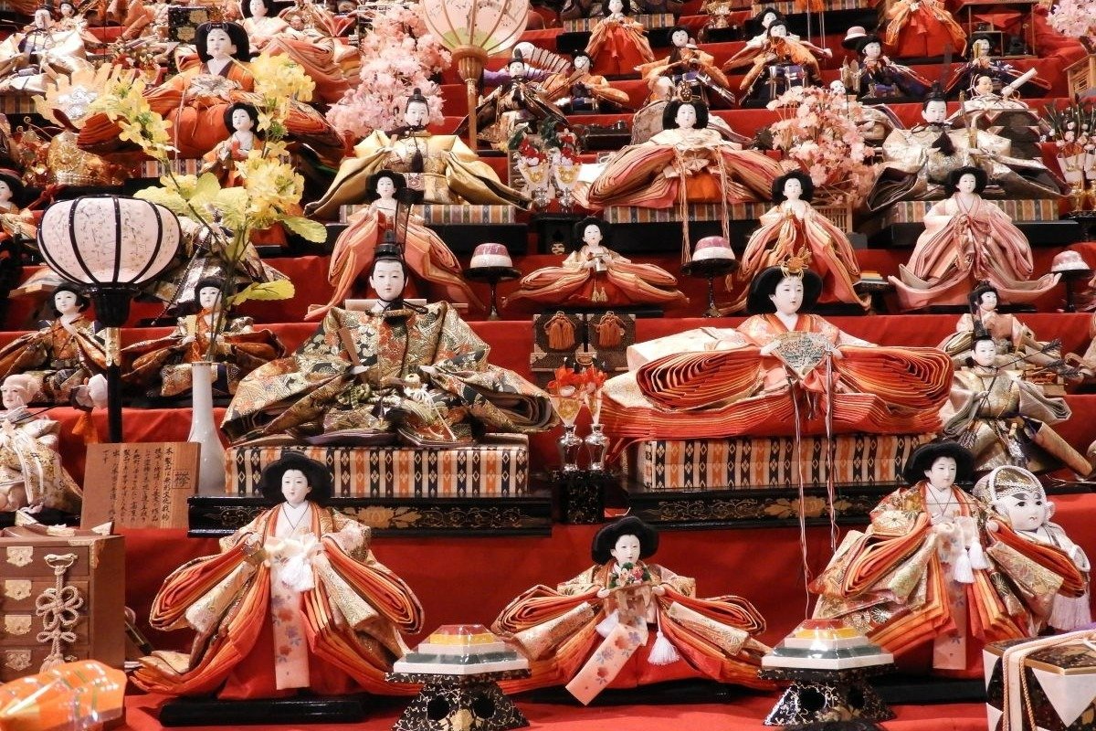 久しぶりに人前に出てひな人形もうれしそう