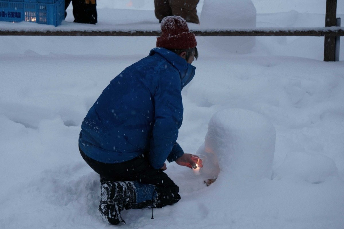 ミニかまくらにろうそくを入れる作業も人力！