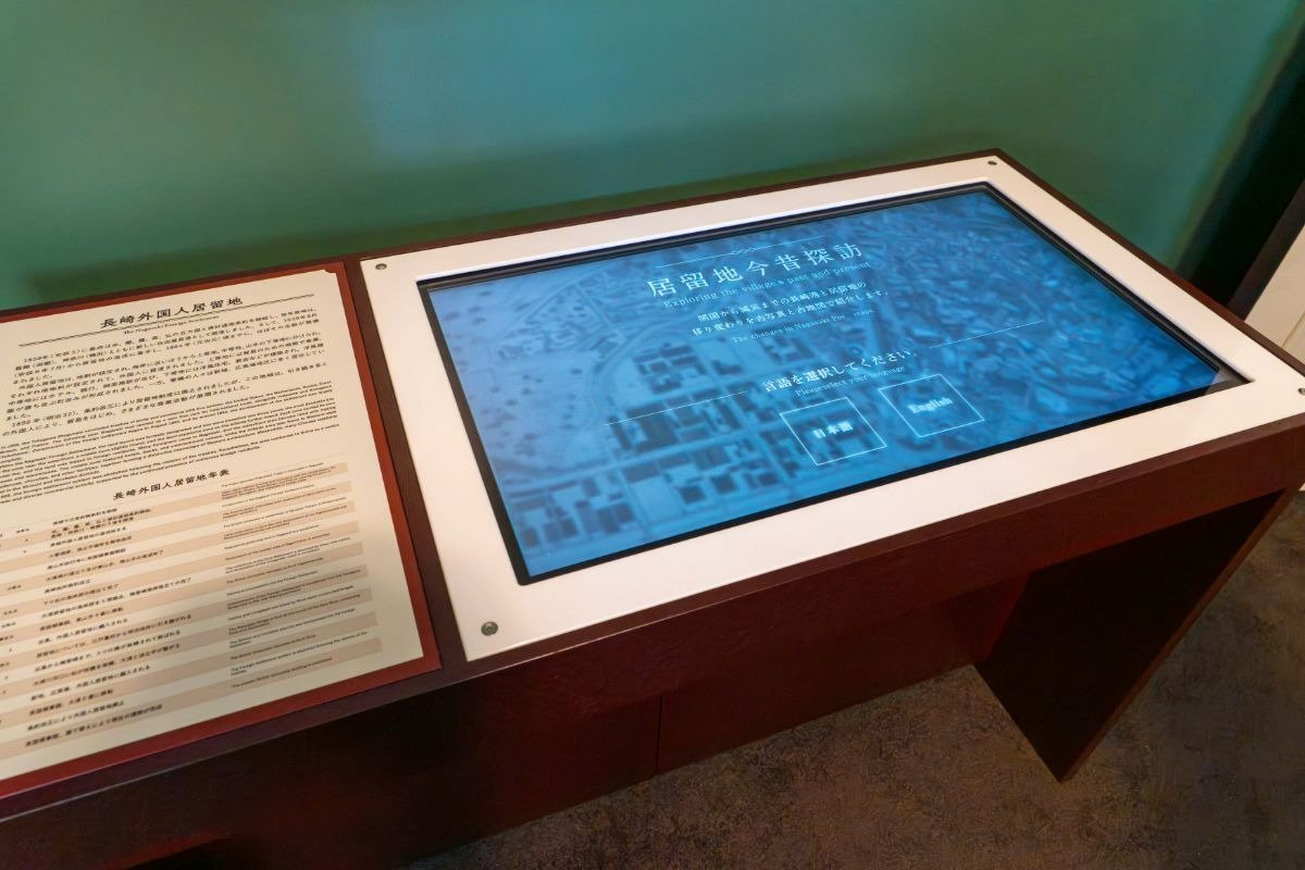 控室ではタッチパネルを使って長崎外国人居留地の歴史が学べます