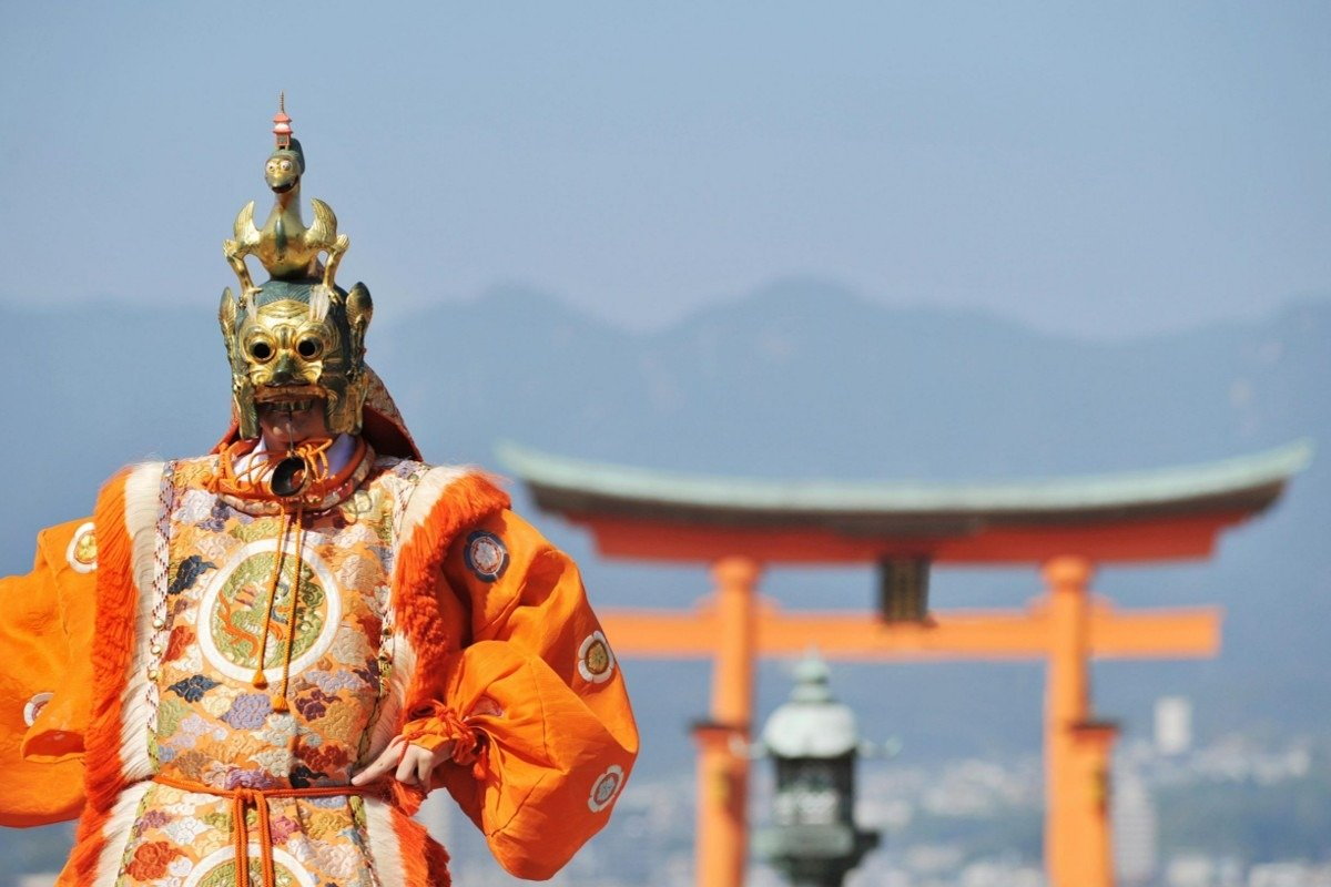 舞楽は平清盛が伝えたもの。今も各祭典で奉納されています