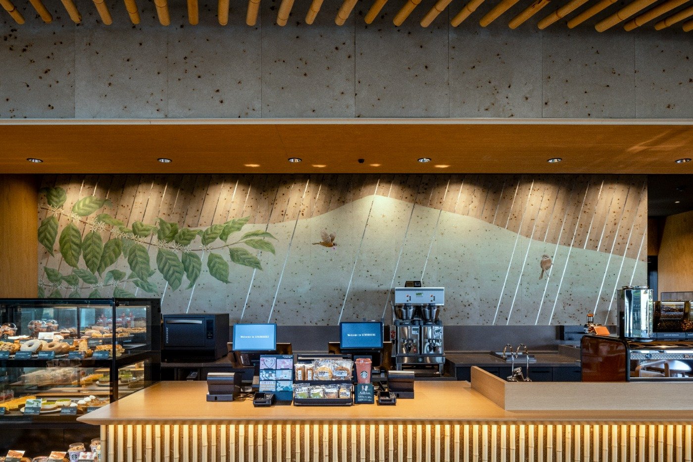 自然素材をふんだんに使用したスターバックスの店舗。オリジナルアートが描かれています