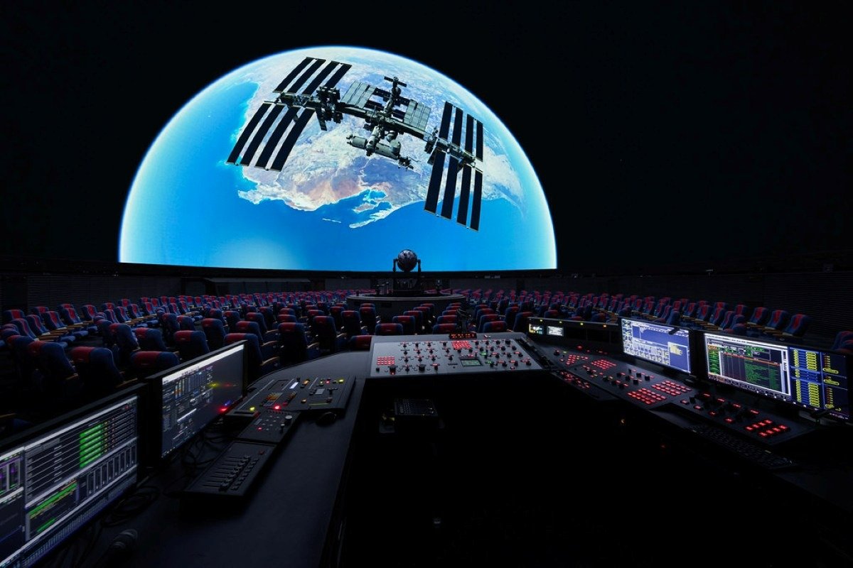 光学式プラネタリウムが投影する本物に近い星空と、デジタル式プラネタリウムが投影する迫力ある宇宙の映像を体験