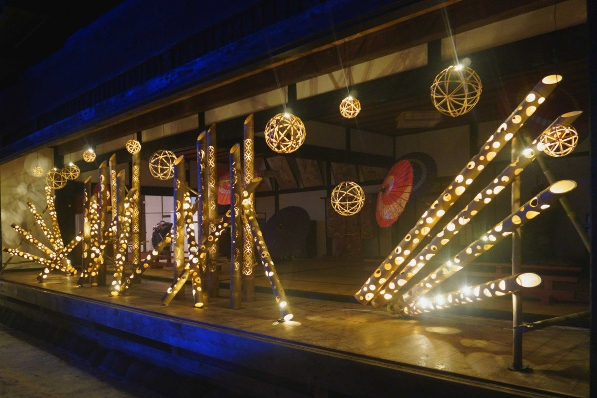 青竹に精緻な模様を刻んだ竹灯籠