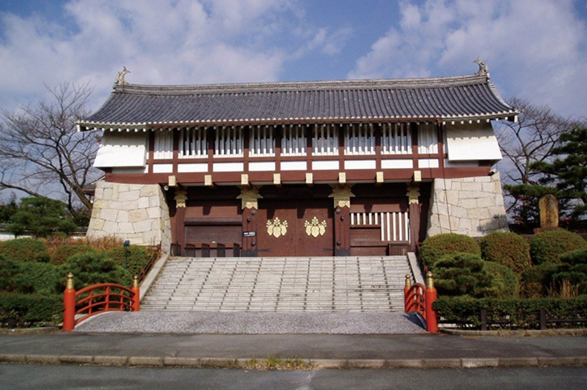 大手門も再現されている　提供：京都市