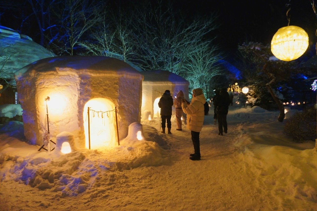 大きなかまくらは高さ3メートルほど