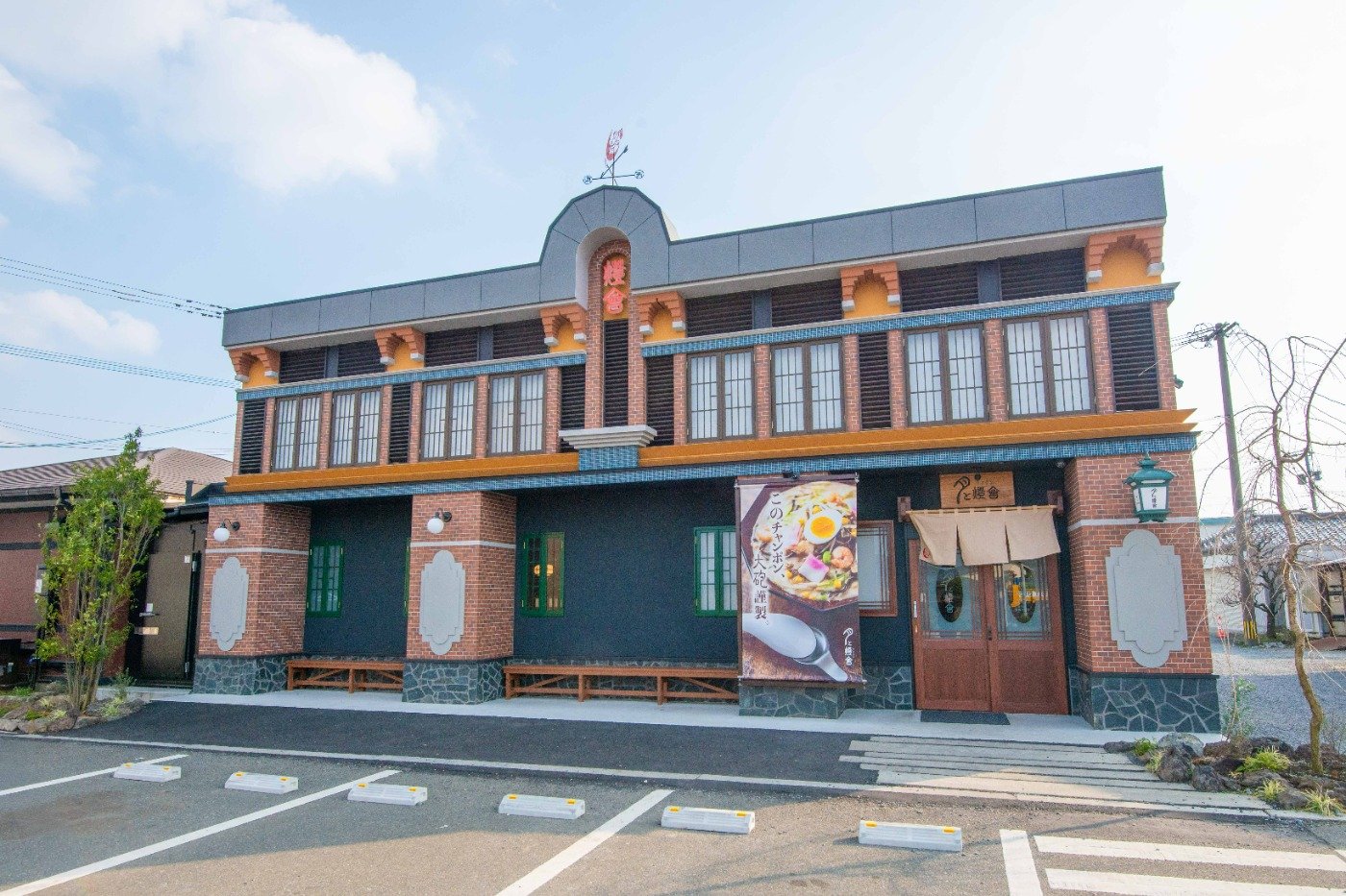 飲食店が立ち並ぶ一角にある店舗。満席の際は、入口のボードに名前を記入して待ちましょう