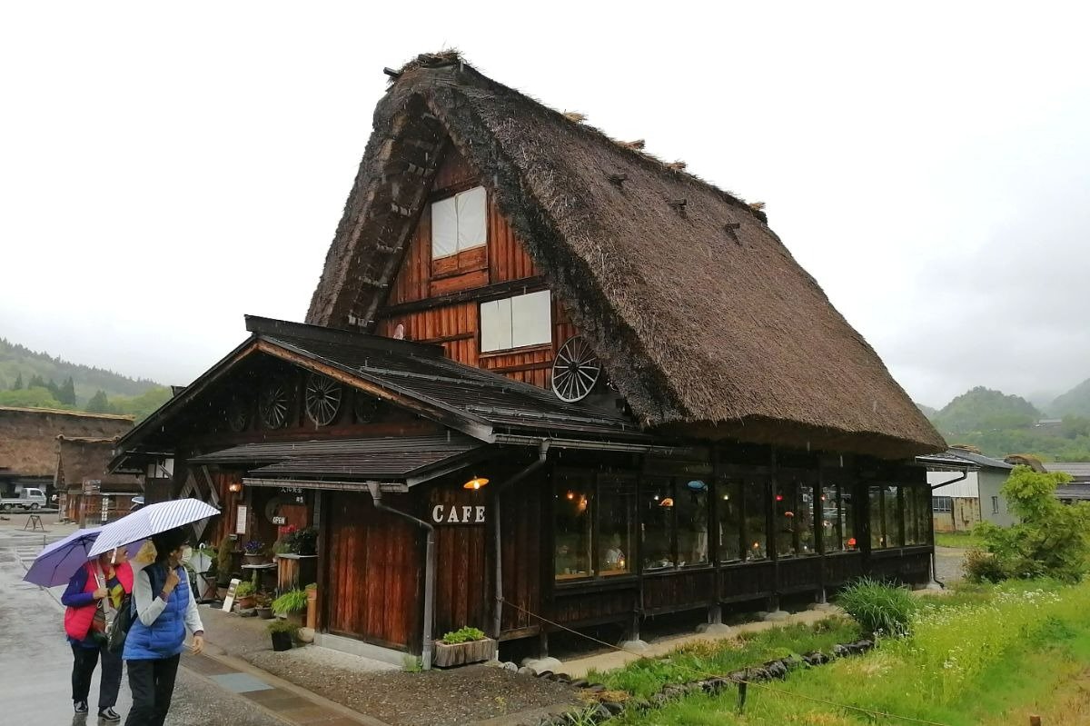 かわいらしいサイズの合掌造り